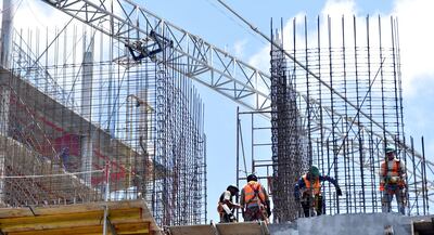 Unos 600 obreros trabajan construyendo los edificios, tres de los cuales están por terminarse.