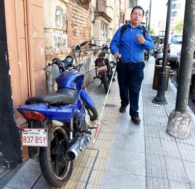 Éver Solís intenta caminar por una vereda asuncena llena de obstáculos y mal señalizada.