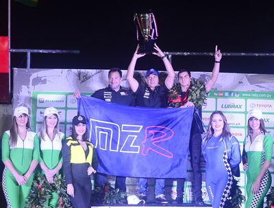 Miki Zaldívar, tercero en la general con el VW Polo GTI R5, aparece en el podio junto a su hijo Fabrizio y el navegante de este, Víctor Aguilera, los ganadores de la general tracción sencilla y la RC4 Pro, con un Ford Fiesta R2T.
