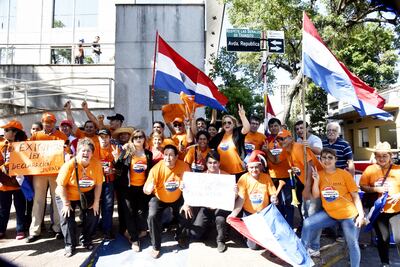 Manifestación de ciudadanos organizados en las inmediaciones del Congreso, en la calle que va a  la Costanera de Asunción.