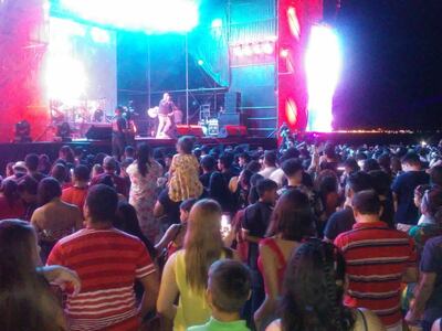 Arranque del concierto de Pedro Capo, en Encarnación.