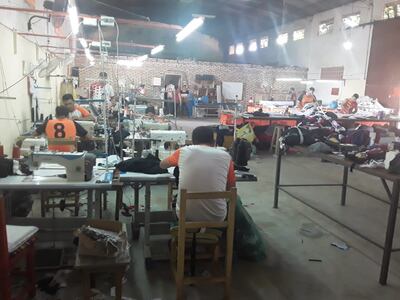 Costureros elaborando atuendos deportivos, uniformes para estudiantes y empleados de empresas.