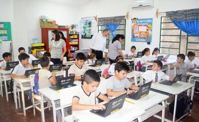 Alumnos de 35 escuelas de Caacupé, Cordillera, se benefician con el Modelo 1 a 1.