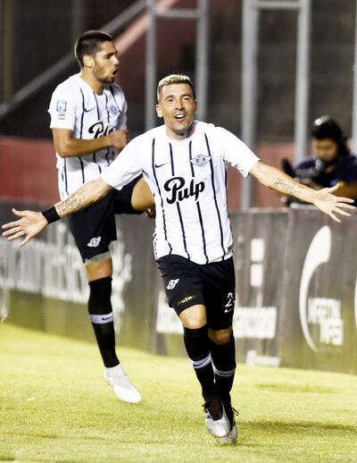 Édgar Benítez, quien ingresó en la segunda etapa, celebra su gol, fue el segundo de Libertad . El Pájaro anotó su cuarto tanto en el campeonato.