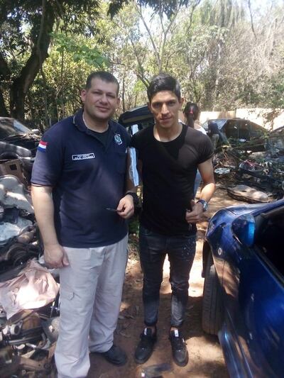 Jorge Daniel Núñez Giménez posa visiblemente contento junto a uno de los intervinientes, luego que lograr recuperar su vehículo.