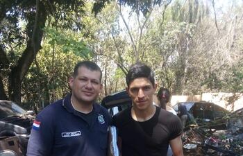 Jorge Daniel Núñez Giménez posa visiblemente contento junto a uno de los intervinientes, luego que lograr recuperar su vehículo.