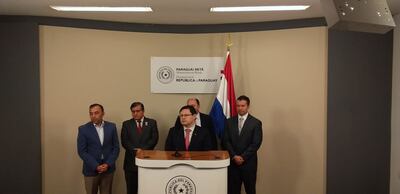 El viceministro de la SET, Óscar Orué, conversa con los medios de prensa en la mañana de este viernes en la residencia presidencial.