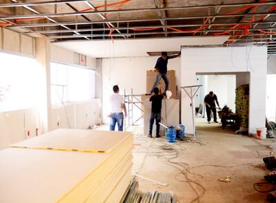 Obreros apuran la terminación del nuevo pabellón del hospital regional del Este para pacientes con coronavirus.