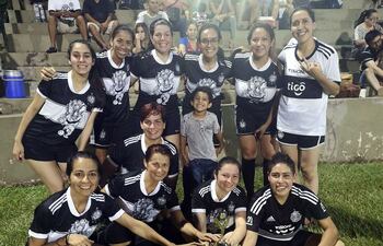 las-franjeadas-posan-felices-con-el-trofeo-tras-la-victoria--213011000000-1792597.jpg