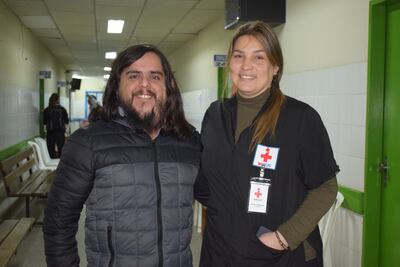 Enrique Galván con la voluntaria de ImaHelps Vivian Landers.