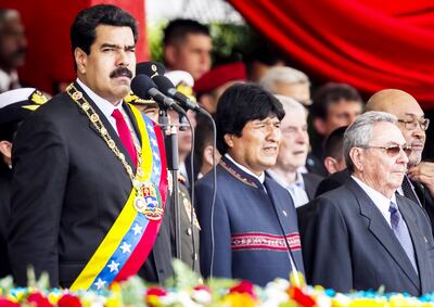 El líder chavista Nicolás Maduro (i), el expresidente boliviano Evo Morales (c) y el dictador cubano Raúl Castro (d), aliados políticos. La dictadura cubana, la más antigua de Cuba, se ha podido robustecer gracias al surgimiento de gobiernos afines en la región.