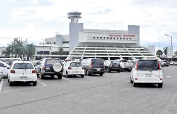 El concurso para la explotación de las tiendas Duty Free del Silvio Pettirossi genera dudas.