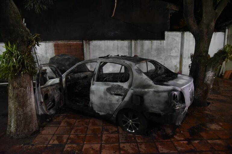 El vehículo quedó inservible tras el incendio.