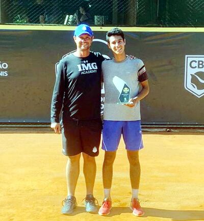 Daniel Vallejo posa con el trofeo de subcampeón y su entrenador Juan Mateus, quien lo acompañó en Porto Alegre, Brasil.