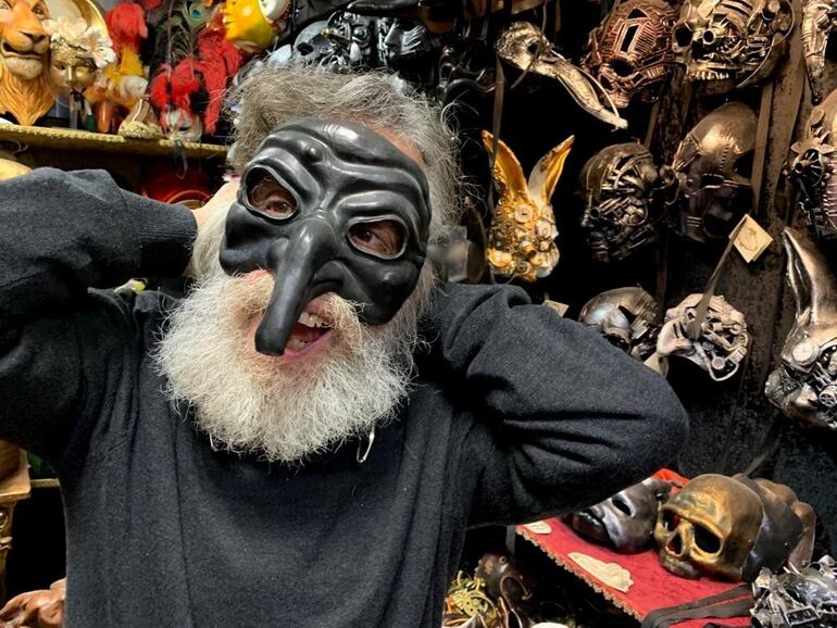 Enigmáticos seres enmascarados recorren desde este sábado el centro histórico de Venecia.