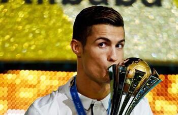 c-ronaldo-besa-el-trofeo-del-mundial-de-clubes--225232000000-1534935.jpg