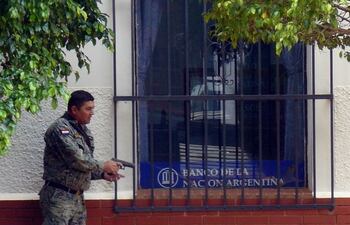 el-comisario-principal-ricardo-caballero-empuna-su-arma-durante-el-operativo-que-frustro-un-asalto-en-el-banco-de-la-nacion-argentina-de-la-ciudad-de-211914000000-1049373.jpg
