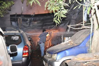 Incendio en barrio Mbachió.