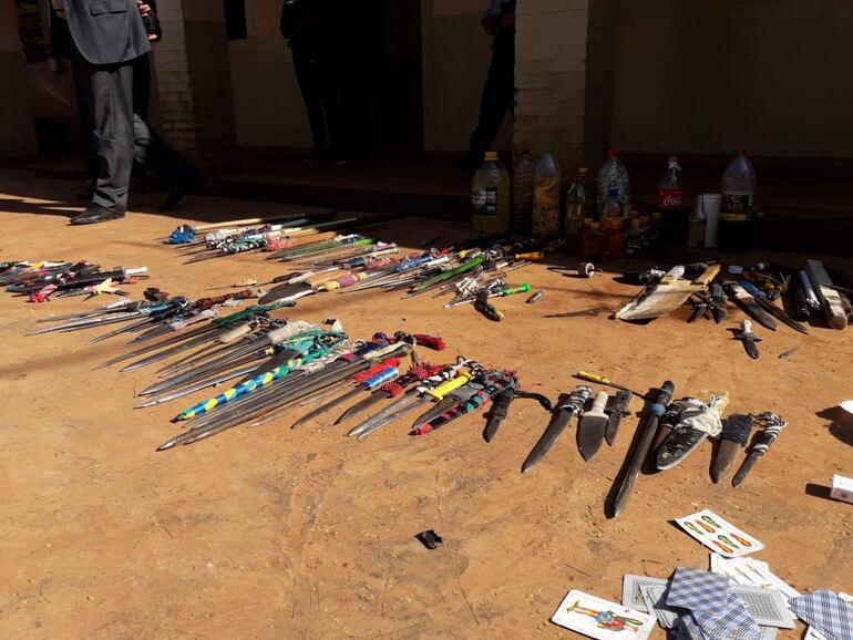 Una gran cantidad de armas blancas fueron encontradas en poder de los reclusos en Ciudad del Este.