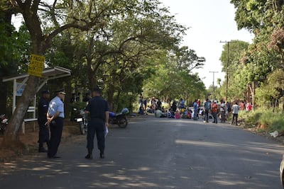 Las familias se sientan en medio de la ruta para evitar ser desalojadas.