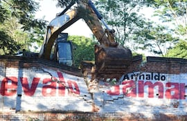 momento-en-el-que-la-retroexcavadora-inicia-la-destruccion-del-muro-de-la-mansion-stroessner-en-el-barrio-madame-lynch-de-asuncion-para-construir-ca-194511000000-1435529.jpg