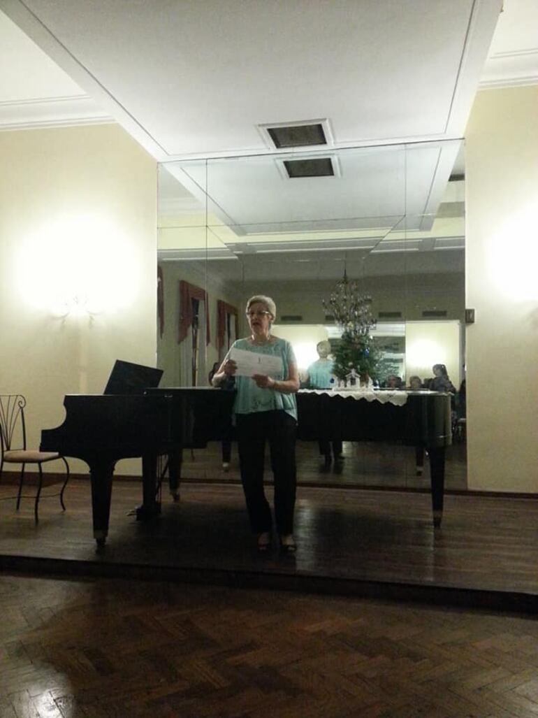 La profesora Ñeca González presentó a sus alumnos ante el público, en el Unión Club.