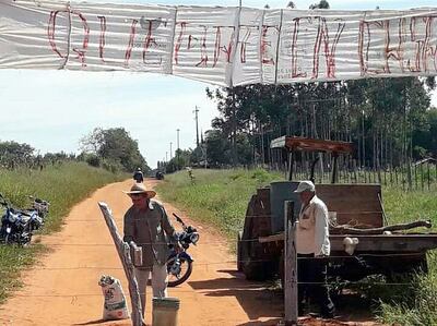 Campesinos alambraron calles que impide paso a productores.