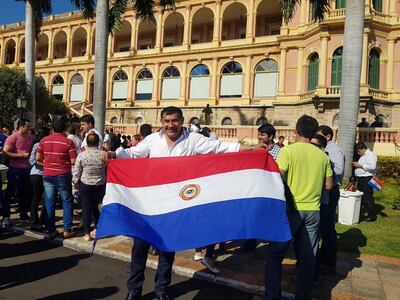 Patrocinio Brítez, en pleno horario de trabajo, en el acto de apoyo a Mario Abdo Benítez, frente al Palacio de Gobierno.