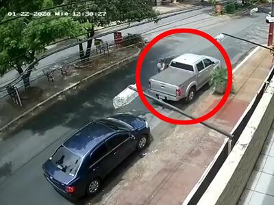 Momento en que Esteban David Benítez Meaurio ingresa tranquilamente a la camioneta de la víctima a llevarse una millonaria suma.