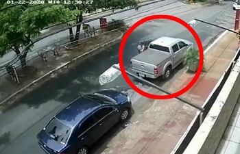 Momento en que Esteban David Benítez Meaurio ingresa tranquilamente a la camioneta de la víctima a llevarse una millonaria suma.