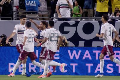 Jugadores mexicanos celebran el gol de la victoria.