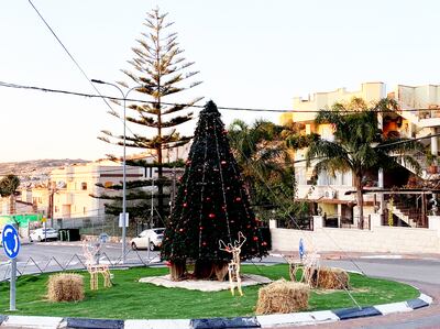 Árbol de Navidad en la ciudad de Melia, Israel, que es la única del país cuya población es enteramente católica.