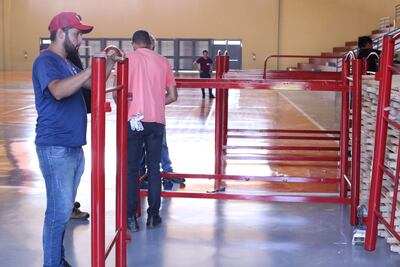 Las camas fueron instaladas en la pista del polideportivo Tacurú Pucú de Hernandarias.