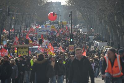 Los manifestantes participan en una manifestación contra la reforma de las pensiones en Toulouse, sur de Francia, el 9 de enero de 2020. La presión del presidente francés por cambios radicales en el sistema de pensiones ha desatado la huelga de transporte más larga en Francia en décadas.