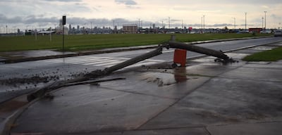 Una columna de hormigón armado de la ANDE se desplomó y despedazó en el sector de la costanera San José.