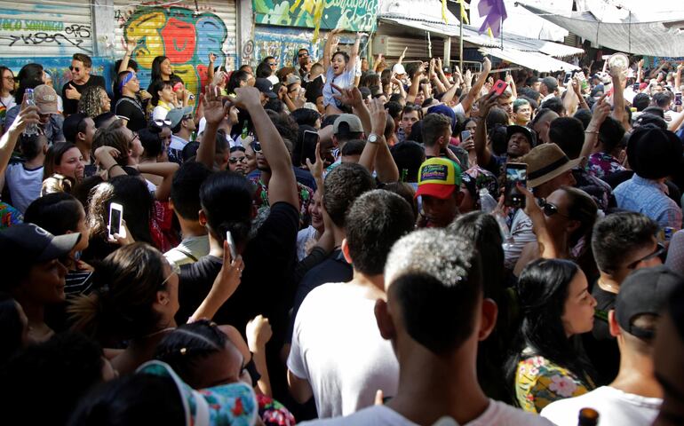 Miles de personas asisten a una popular fiesta que se realiza con alguna frecuencia en el corazón del Mercado de Bazurto Cartagena (Colombia) y al que acuden nacionales y extranjeros a bailar y escuchar música champeta y caribeña.