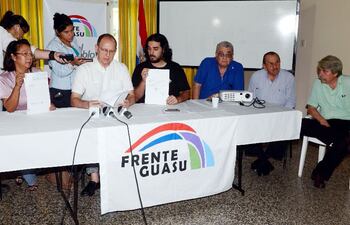 miembros-de-la-mesa-de-presidentes-del-frente-guasu-se-encargaron-de-acusar-el-supuesto-uso-de-documentos-falsos-para-la-imputacion-del-senador-car-215709000000-1066406.jpg