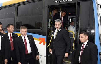 el-presidente-de-la-republica-mario-abdo-benitez-observo-ayer-los-buses-en-la-costanera-de-asuncion--195343000000-1762116.jpg