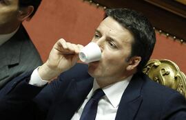 el-primer-ministro-italiano-matteo-renzi-bebe-cafe-durante-una-sesion-parlamentaria-en-el-senado-de-roma-164419000000-1271886.JPG