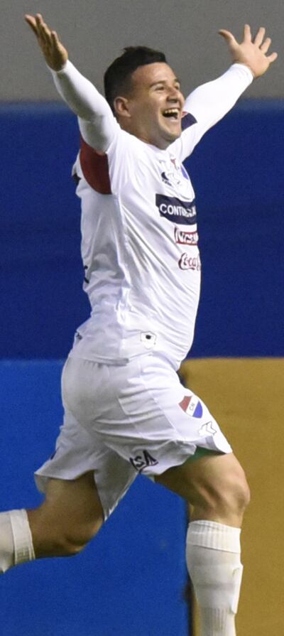 Ernesto Raúl “Pinti” Álvarez marcó el viernes un golazo para Nacional, que acabó con el invicto a Libertad en el campeonato.