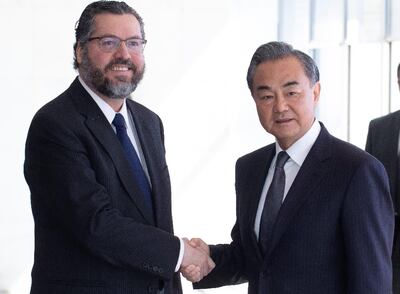 El canciller de Brasil, Ernesto Araújo, junto a su homólogo de China, Wang Yi, en el Palacio Itamaraty.