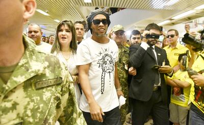 Dalia López Troche (i) aparece al lado de Ronaldinho. Ayer sus abogados reconocieron que pagó para conseguir documentos.