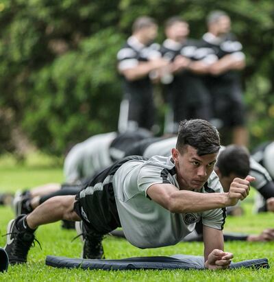 Rodrigo González (23/06/2000), lateral derecho de Libertad, realizando la famosa “plancha” en el entrenamiento de ayer.
