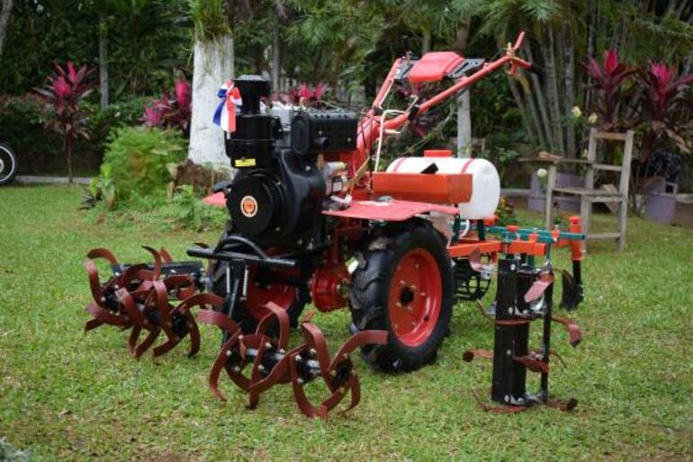Donaciones que recibieron los productores agremiados y que forman parte de la Coordinadora Municipal de Frutilleros. El ex ministro hoy fallecido Luis Gneiting, estuvo a cargo en representaci&oacute;n del Ministerio de Agricultura, en la entrega el pasado 20 de julio en la inauguraci&oacute;n de la muestra