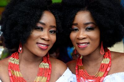 Las gemelas idénticas Kehinde Olofin (izquierda) y  Taye Olofin (derecha) asisten al festival mundial de gemelos Igbo-Ora en el estado de Oyo, Nigeria.