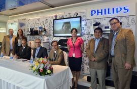 eduardo-alvaro-henk-s-de-jong-y-gustavo-verna-sentados-estuvieron-acompa-nados-de-directivos-de-philips-del-paraguay--220824000000-618604.jpg