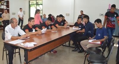 El docente Germán Martínez estuvo un año becado en España y ahora enseña en la comunidad de Yatebó.