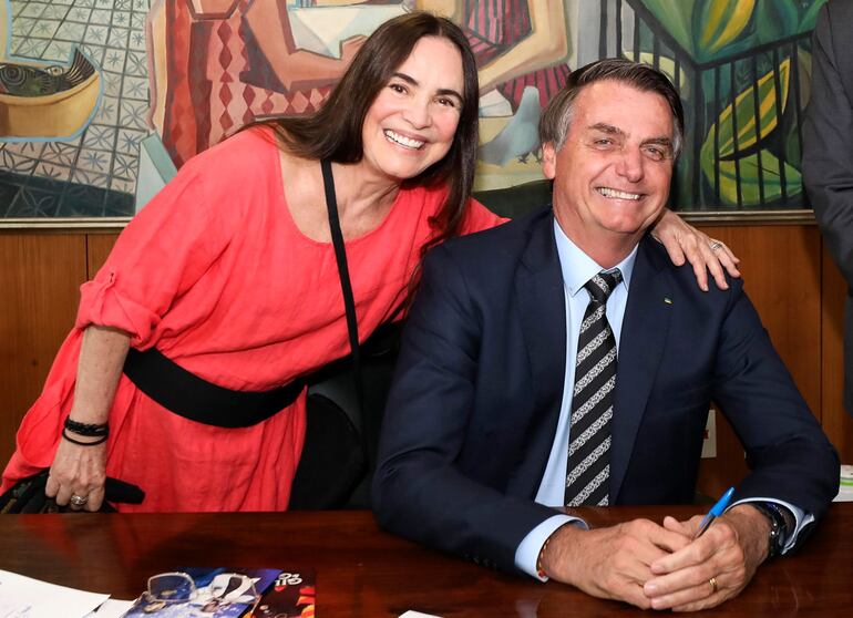 La nueva Ministra de Cultura, Regina Duarte junto al presidente del Brasil, Jair Bolsonaro.