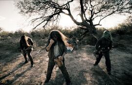 fotograma-del-videoclip-yrendague-trece-leguas-de-infernal-marcha-de-la-banda-sadistic-art-el-audiovisual-fue-grabado-enteramente-en-el-chaco-par-195453000000-1565897.jpg
