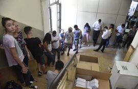 Largas filas para vacunarse contra la Fiebre Amarilla en la mayoría de los lugares habilitados por el Ministerio de Salud.